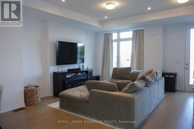 Photo du bâtiment - 49 Sorbara Wy