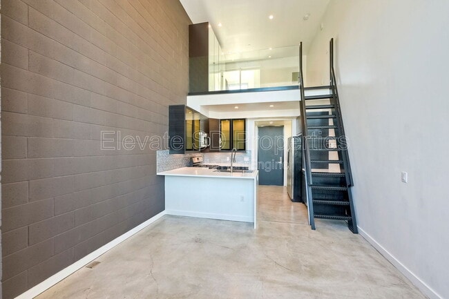 Building Photo - 1965 Columbia St