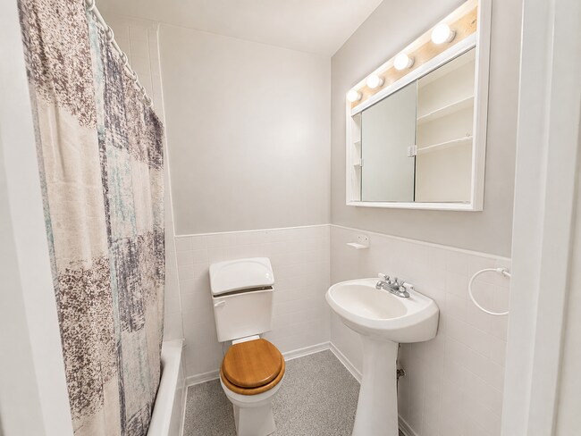 Photo du bâtiment - 1572 N Shore Dr