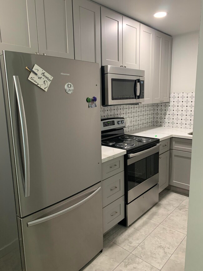 Kitchen-quartz counter tops - 1009 E Watkins St