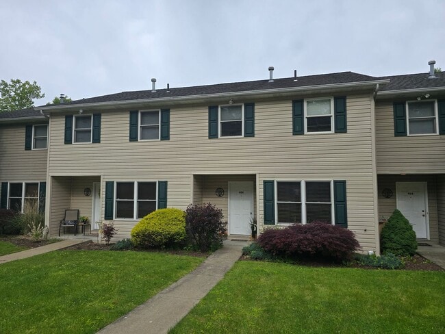 Building Photo - Beautiful 2 Bedroom Townhome - Only Steps ...