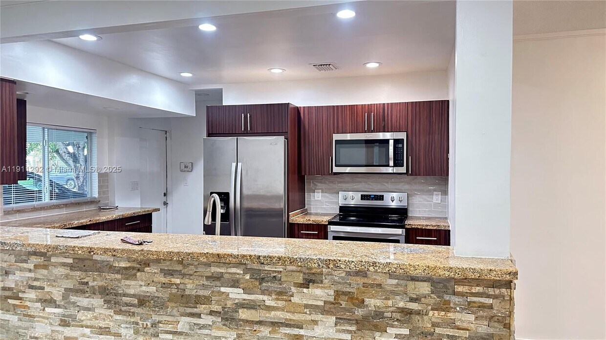 Foto principal - 4460 NE 13th Terrace