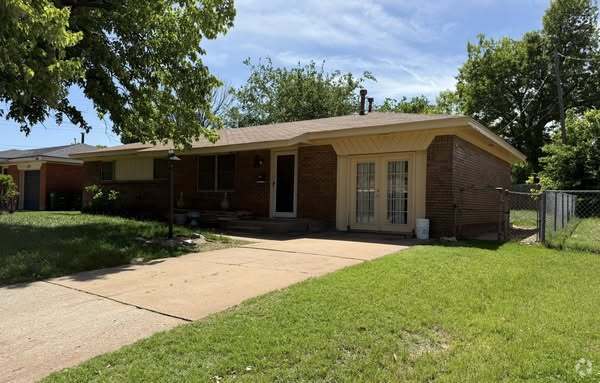 Building Photo - 2405 S Mansfield St