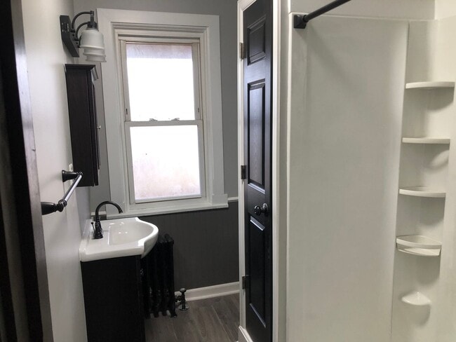 Building Photo - McKees Rocks / Sheraden / Windgap - 1 BR, 2nd floor Apartment - Section 8 Welcome!