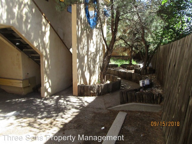 Building Photo - 318 La Veta Dr