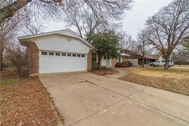 Building Photo - PRELEASING - July 2025 - Spacious Home Wit...