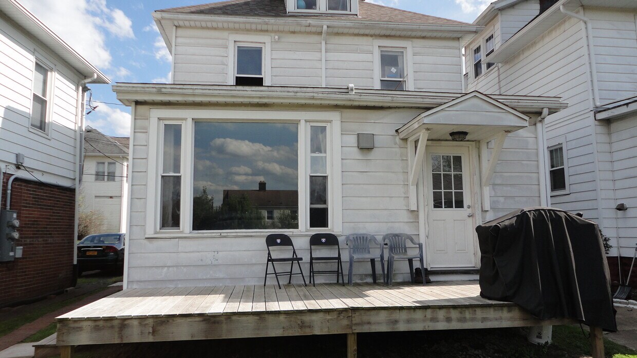 entry - 353 Demain Ave