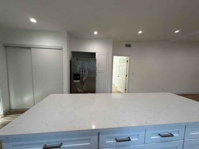 Foto del edificio - Completely remodeled 4+2 sprawled across a charming street in a beautiful pocket of Reseda