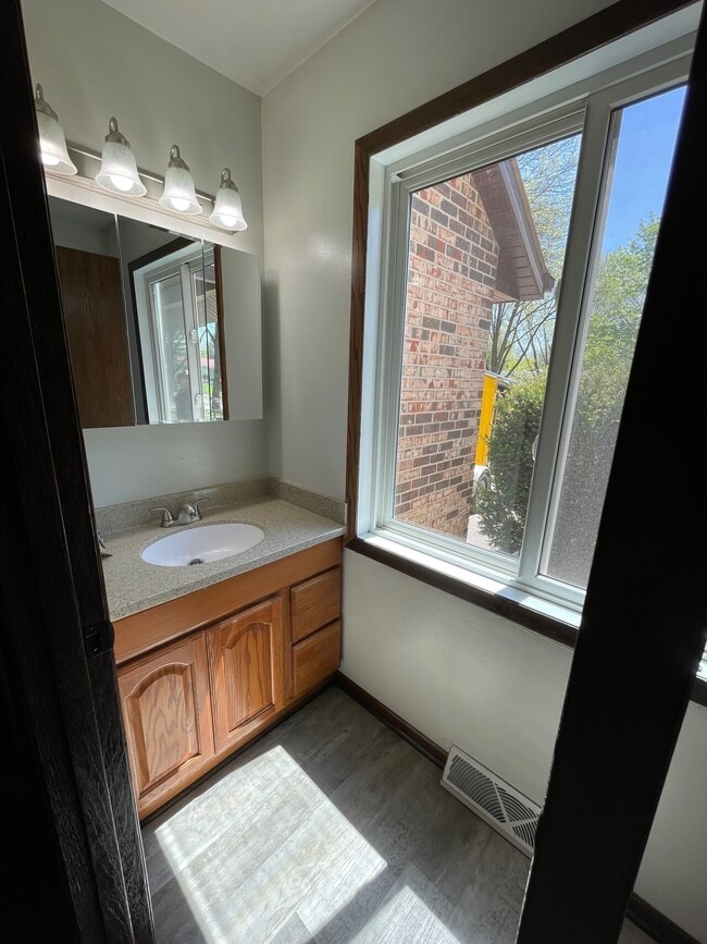 Building Photo - 6 Brompton Cir