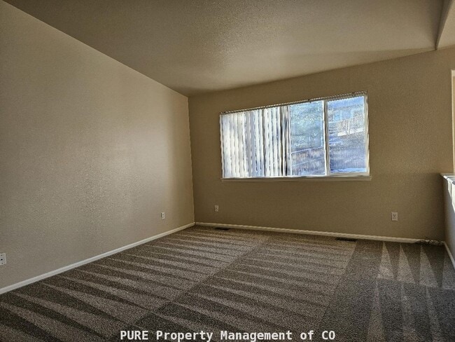 Foto del edificio - 2-story home with finished basement! 2-car garage!