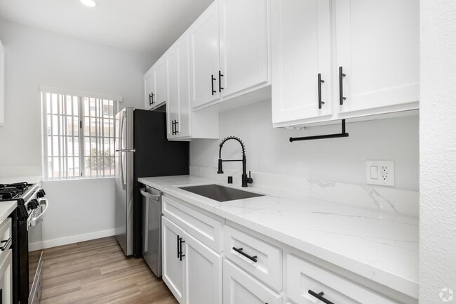 Interior Photo - 1620 South Bentley Ave