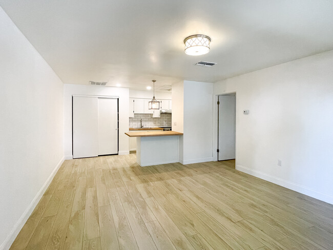 Building Photo - 712 Angelina Ln