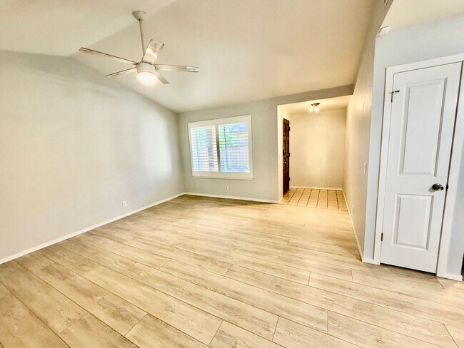 Foto del edificio - Beautiful Townhome with Great Schools, Great Location! Pet Friendly!