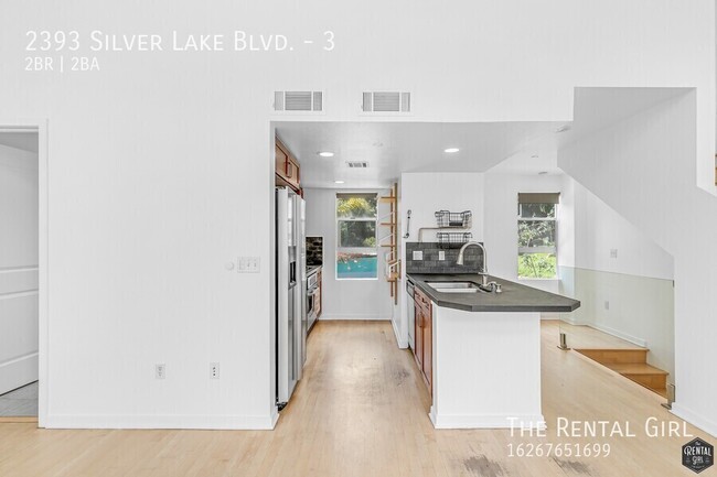 Building Photo - Spacious Silver Lake Townhome | Multi-Leve...