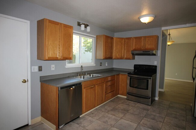 Building Photo - 3 Bedroom Home in Petaluma