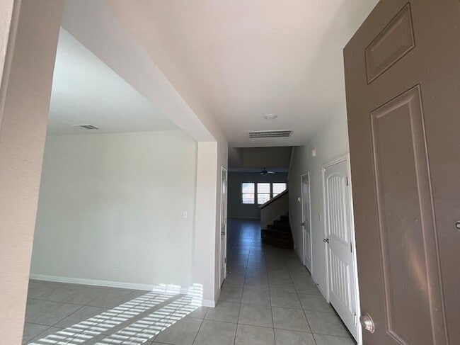 Building Photo - 1028 Sundrops St