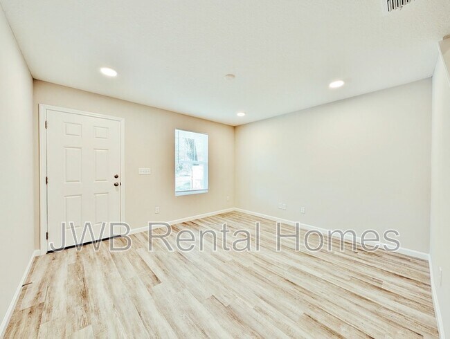 Building Photo - 5823 Castellano Ave
