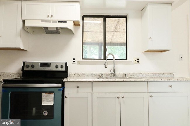 Building Photo - 17 Lanford Rd