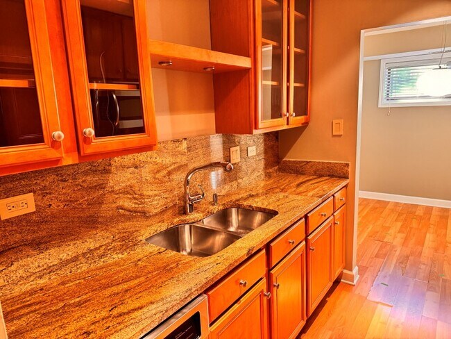 Foto del edificio - 2212 Country Club Dr