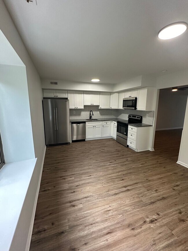 Foto del edificio - Village Shires Townhome completely Renovated 3 Beds 1.5 Bath Available 9/1