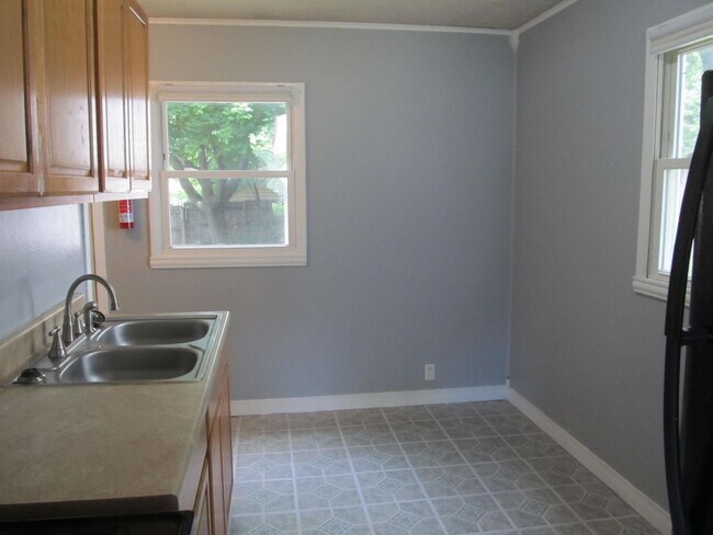 Building Photo - Two Bedroom Ranch in Westnedge Hill