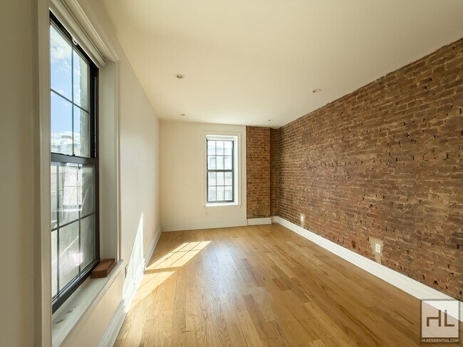 Foto del edificio - EASTERN PARKWAY / Remarkable Renovated 4-Bed 3-Bath in Prime Crown Heights