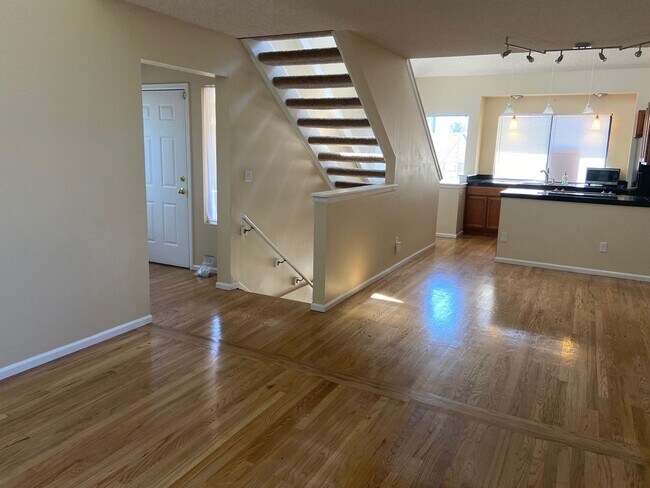 Foto del edificio - Beautiful 3 Bedroom 2 Bath Townhome Close to the Mountains!!