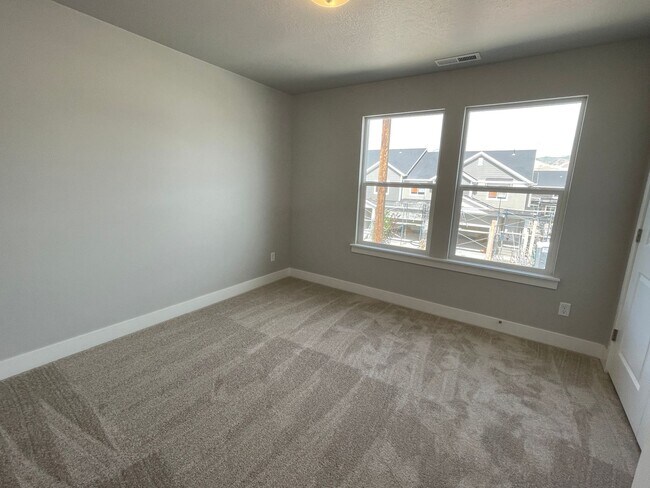 Building Photo - 4 BD/2.5 BA New Townhome in Bluffdale