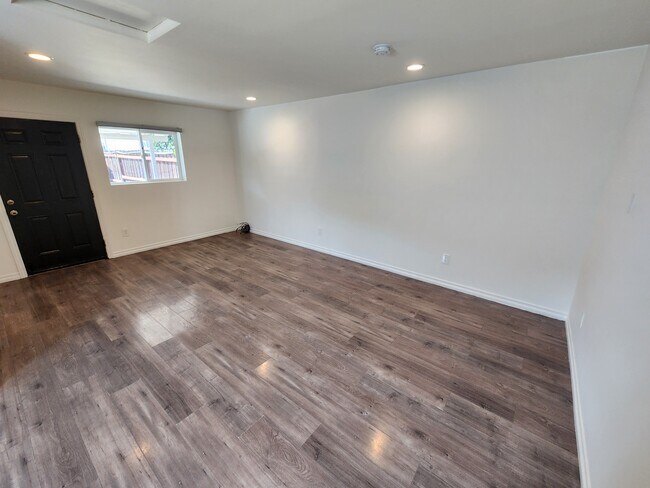 Foto del edificio - 10452 Balboa Blvd