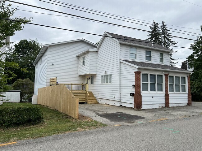 Building Photo - 913 Main St - House