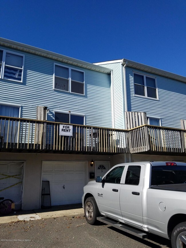 Building Photo - 5 Beachway Ave