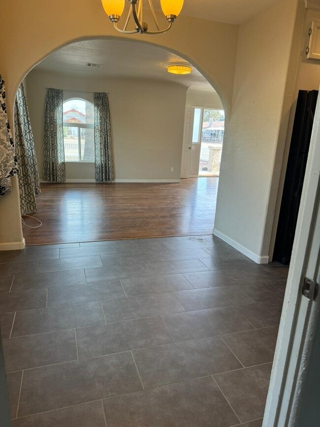 Building Photo - 813 N Center Ave