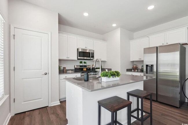 Foto del edificio - 300 Champions Blvd