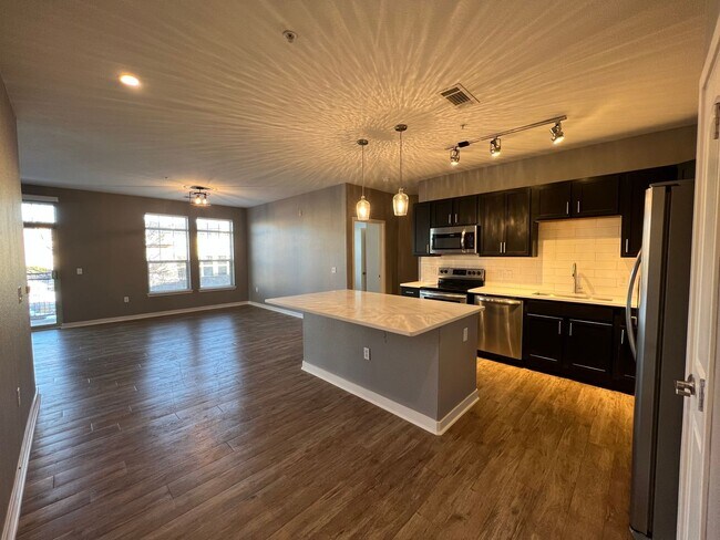 Foto del edificio - Incredible First Floor Corner 2bd/2ba Loft at Via Varra! AVAILABLE 7/1!