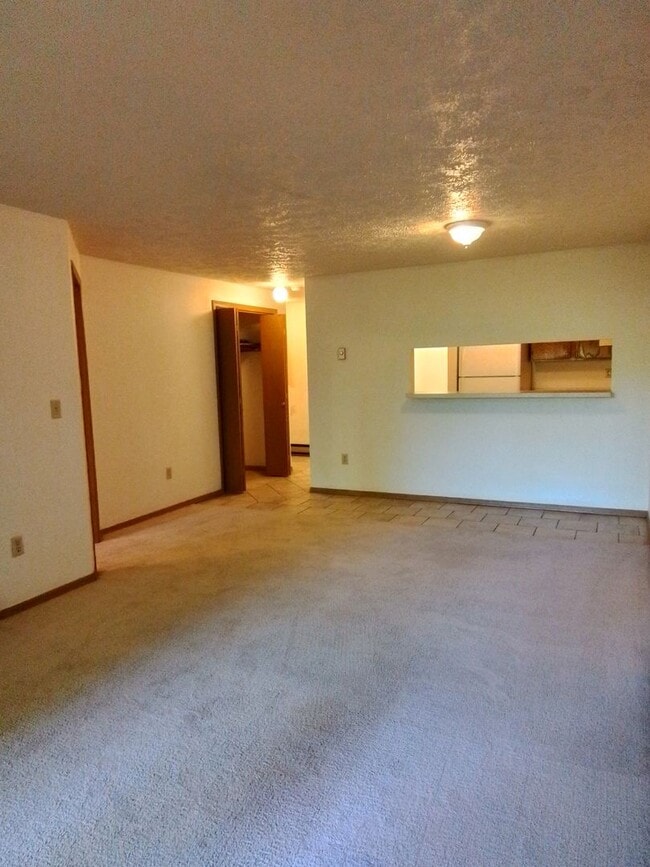 Building Photo - Great location, nice condo, second Floor