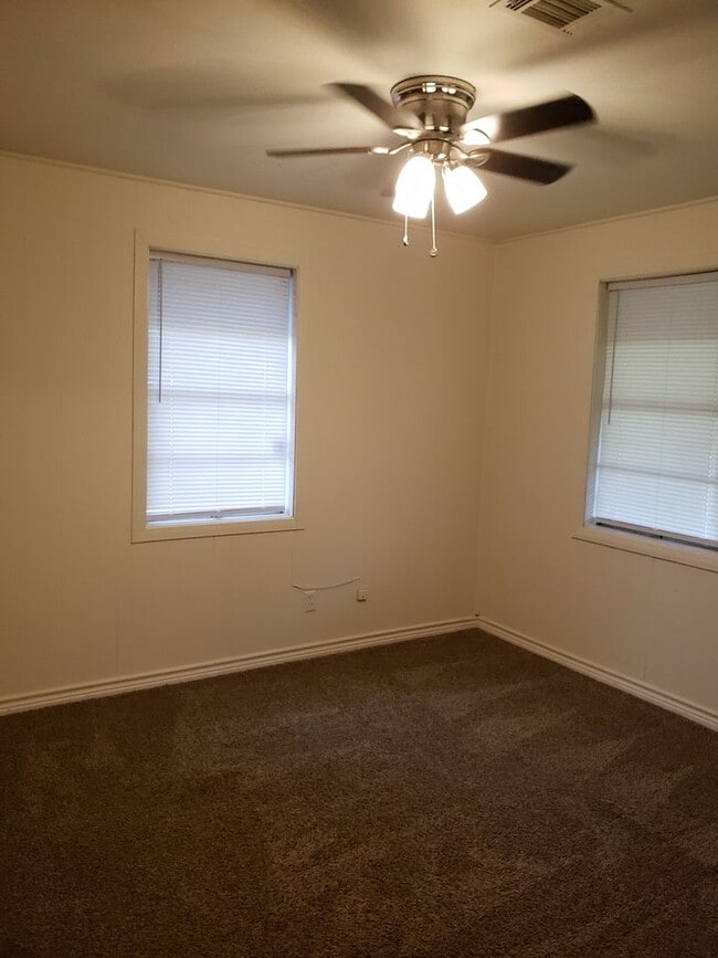 Building Photo - Mid April Move In