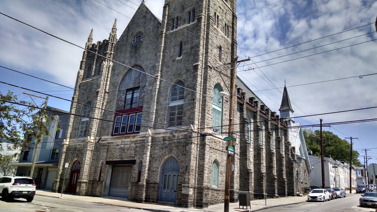 Church edificio - 151 W Salaignac St