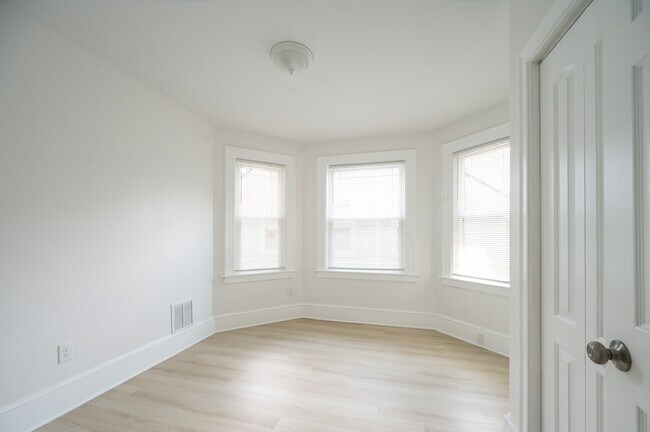 Building Photo - Elmgrove Ave