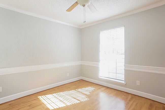 Building Photo - 4011 Villa Ln