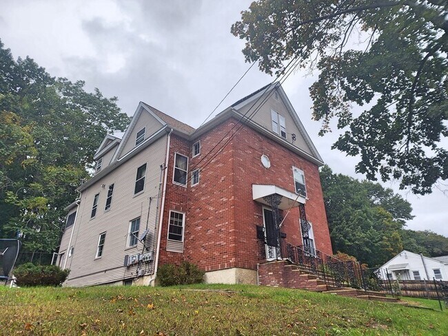 Building Photo - 11 Winchester Ave