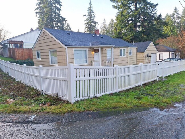 Building Photo - RAMBLER HOME WITH GAS HEAT
