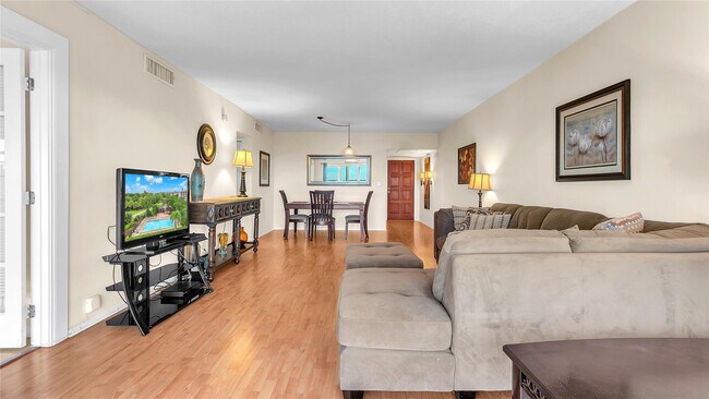 Building Photo - 3150 N Palm Aire Dr