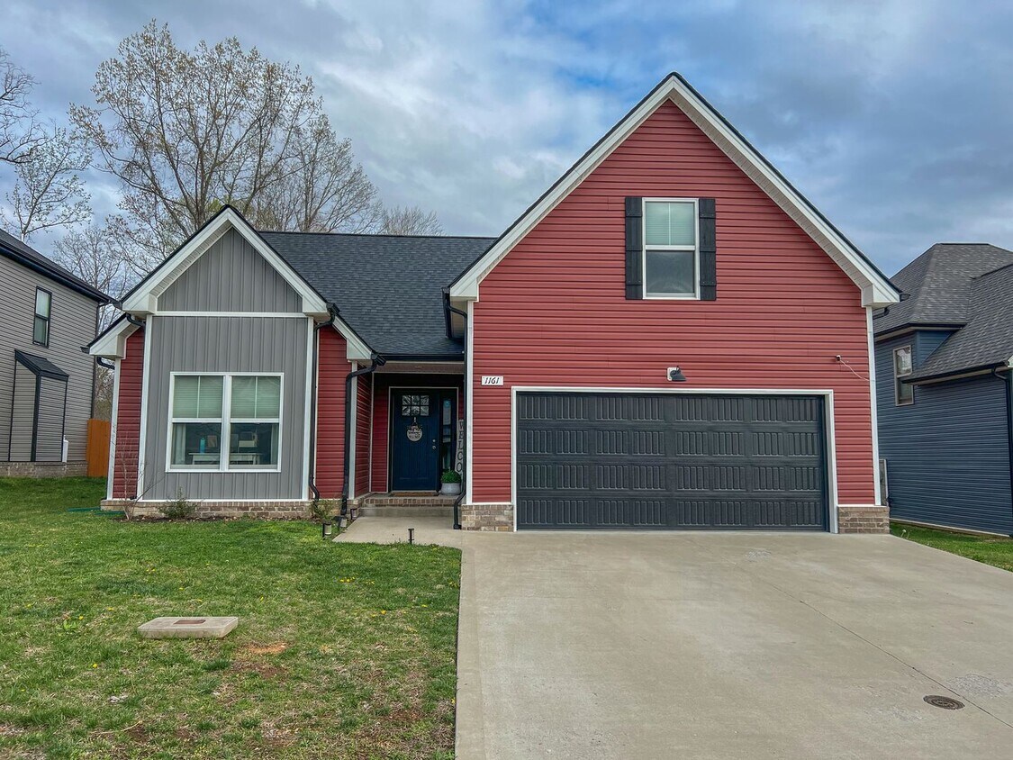 Foto principal - Single Family with a Fenced Backyard and a...