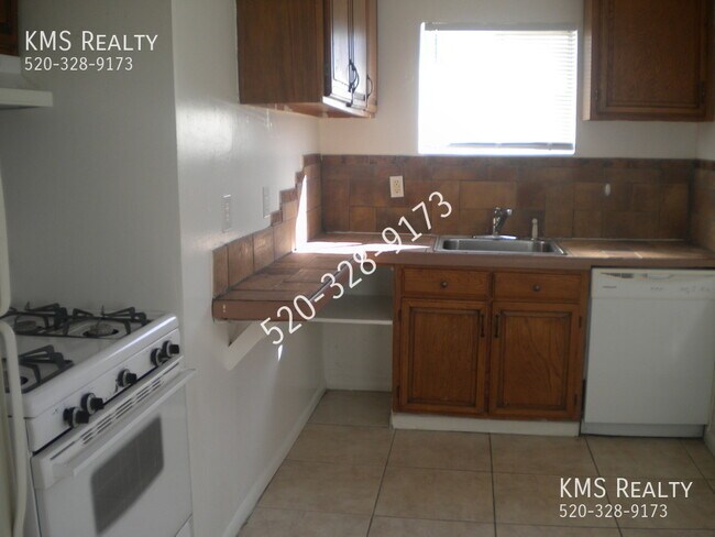 Building Photo - 2750 N Los Altos Ave