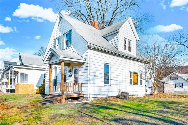 Building Photo - 102 N Cedar Ave