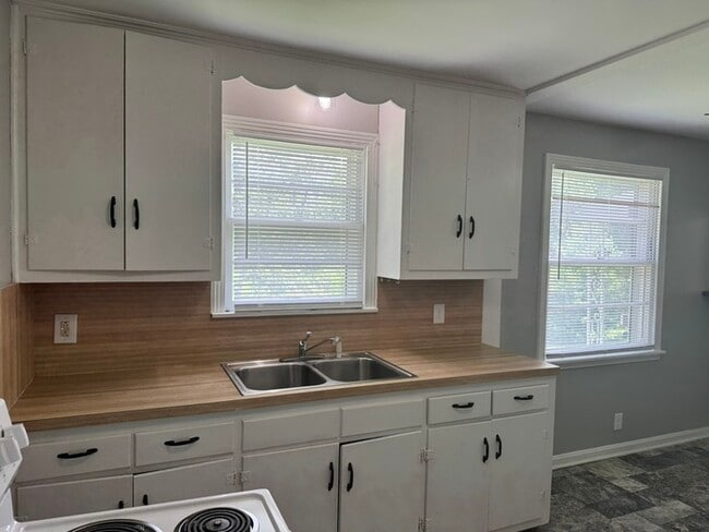 Building Photo - 512 Cottonwood Dr