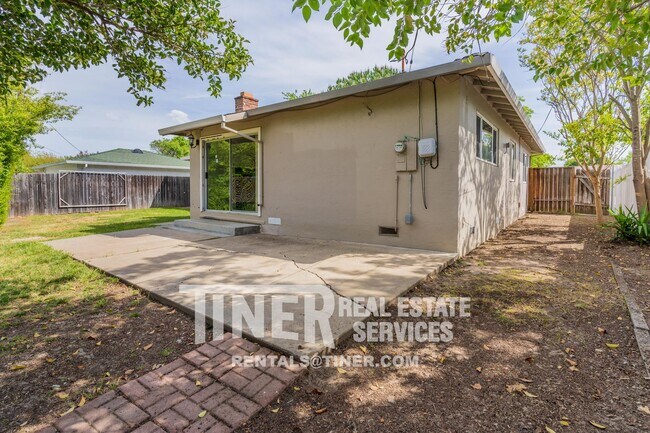 Building Photo - South Land Park home with golf course/natu...