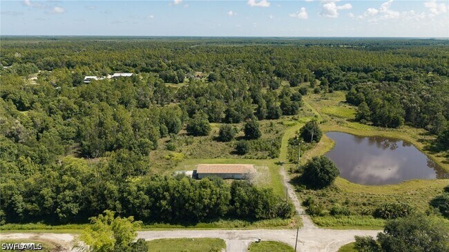 Foto del edificio - 828 Sanctuary Rd W