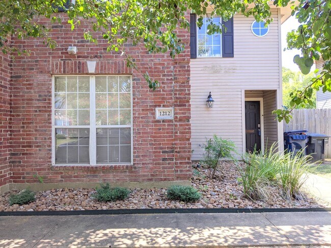 Foto del edificio - IMMEDIATE MOVE IN!!!  AMAZING 4 BED/3.5 BA...