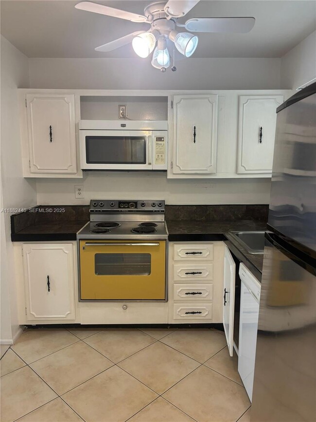 Foto del edificio - 3000 Sunrise Lakes Dr W